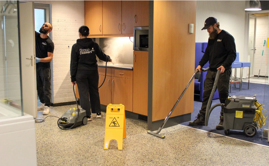Het PowerCleaners team aan het werk